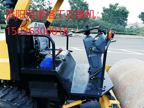 洛陽冠道洛工4噸壓路機(jī).jpg 4噸壓路機(jī)
