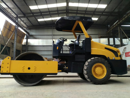 洛工壓路機(jī)