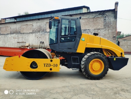 10噸單鋼輪無級變速自動擋振動壓路機(jī)