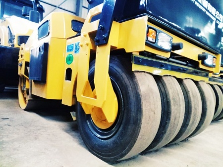3噸前鋼輪后輪胎無(wú)級(jí)變速自動(dòng)擋壓路機(jī)