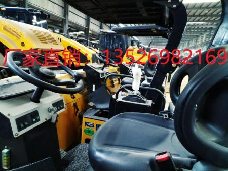 洛陽(yáng)3噸雙鋼輪振動(dòng)壓路機(jī)